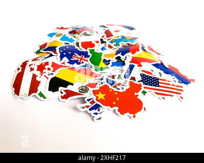 Verschiedene internationale Flaggenkarten-Aufkleber auf isoliertem weißem Hintergrund Stockfoto