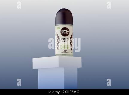 Mansfield, Nottingham, Vereinigtes Königreich, 12. Juli 2024: Studio-Produktabbildung von Nivea Men Sensitive Protect Deodorant. Stockfoto