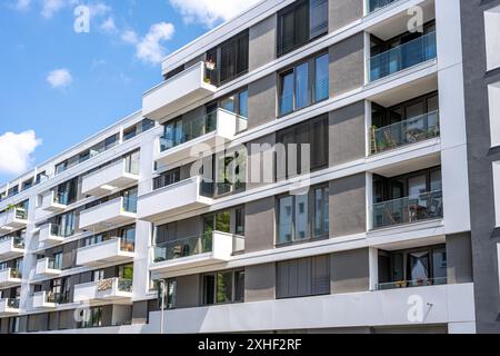 Moderne Wohnblöcke mit Wohnungen in Berlin Stockfoto