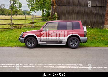 Iserlohn Gruermannscheide, NRW, Deutschland. Juli 2024. Suzuki Vitara Iserlohn Gruermannscheide, NRW, Deutschland. Juli 2024. Volkswagen Passat Stockfoto
