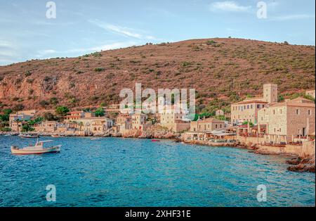 Blick auf Limeni, ein kleines Dorf auf der Halbinsel Mani auf dem Peloponnes des griechischen Festlandes und ein beliebtes Touristenziel. Stockfoto