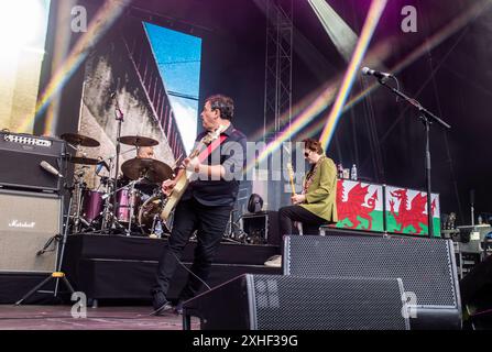 Leeds, Großbritannien. Juli 2024. Die walisische Rockband The Manic Street Preachers spielt live auf dem Millennium Square im Zentrum der Stadt. ernesto Rogata/Alamy Live News Stockfoto