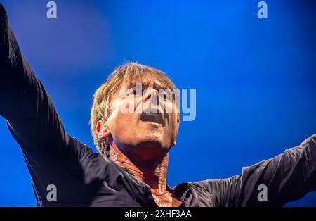 Leeds, Großbritannien. Juli 2024. Leadsänger der englischen Rockband Suede, Brett Anderson, spielt live auf dem Millennium Square im Zentrum der Stadt. ernesto Rogata/Alamy Live News Stockfoto