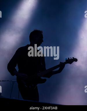 Leeds, Großbritannien. Juli 2024. Der Bassist der englischen Rockband Suede, Mat Osman, spielt live auf dem Millennium Square im Zentrum der Stadt. ernesto Rogata/Alamy Live News Stockfoto