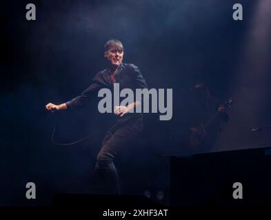 Leeds, Großbritannien. Juli 2024. Leadsänger der englischen Rockband Suede, Brett Anderson, spielt live auf dem Millennium Square im Zentrum der Stadt. ernesto Rogata/Alamy Live News Stockfoto