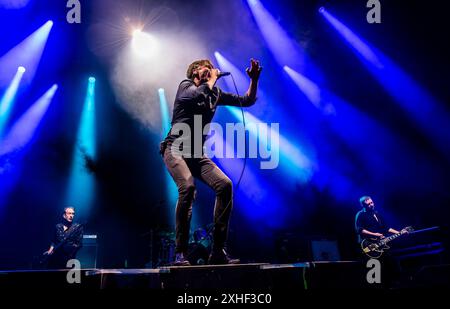 Leeds, Großbritannien. Juli 2024. Die englische Rockband Suede spielt live auf dem Millennium Square im Zentrum der Stadt. ernesto Rogata/Alamy Live News Stockfoto