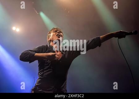 Leeds, Großbritannien. Juli 2024. Leadsänger der englischen Rockband Suede, Brett Anderson, spielt live auf dem Millennium Square im Zentrum der Stadt. ernesto Rogata/Alamy Live News Stockfoto