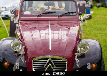 Iserlohn Gruermannscheide, NRW, Deutschland. 13. Juli 2024. Citroen 2CV Oldtimer auf der Ausstellung Stockfoto