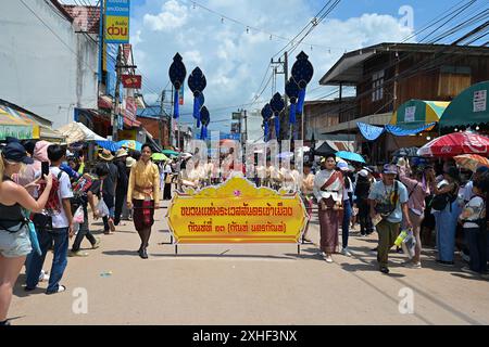 Banner, das die Ankunft von Prinz Vessantara in der Stadt Dan Sai zu Beginn des Phi Ta Khon Festivals in Loei, Thailand, ankündigt Stockfoto