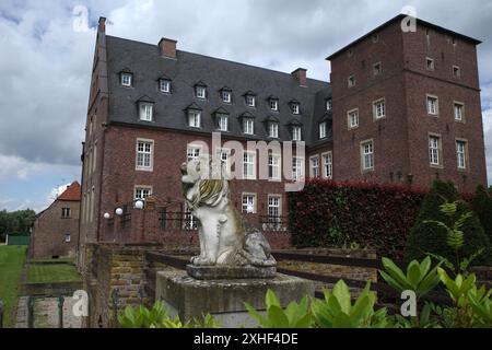 Wesel, Deutschland - 8. Juli 2024 inmitten der Naturlandschaft des Niederrheins liegt Schloss Dierfordt. Es wurde 1432 erstmals gebaut und i wieder aufgebaut Stockfoto