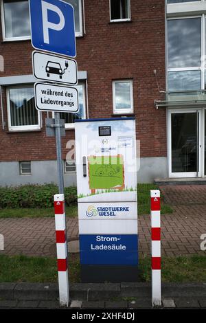 Wesel, Deutschland - 8. Juli 2024 örtliche Ladestation der Wesel Stadtwerke zum Aufladen von steckbaren Elektrofahrzeugen Stockfoto