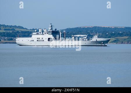 Ein norwegisches Naval Supply Ship vor Anker in Torbay in ruhigen blauen Gewässern. Stockfoto