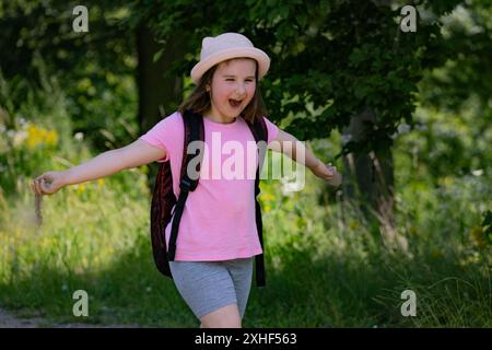 Das kleine Touristenmädchen lächelt und rennt. Sie sieht glücklich aus. Stockfoto