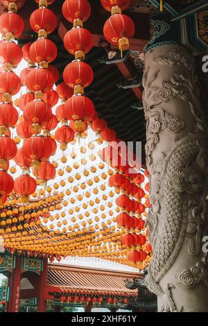 Nahaufnahme der Säule im chinesischen Tempel, die mit traditionellen Schnitzereien verziert ist Stockfoto