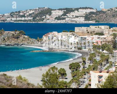 Almunecar in Spanien: Playa Puerta del Mar und Castillo de San Miguel Stockfoto