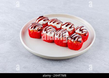 Sushi-Brötchen mit Lachs, Brie-Sauce und Unagi-Sauce in Kaviar Stockfoto