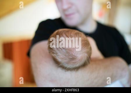 Vater hält sein neugeborenes Baby. Bedingungslose väterliche Liebe, Vatertag-Konzept. Stockfoto