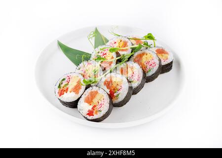 Futomaki mit Lachs, Krabben, Rührei, Paprika, Frischkäse und Zwiebeln Stockfoto