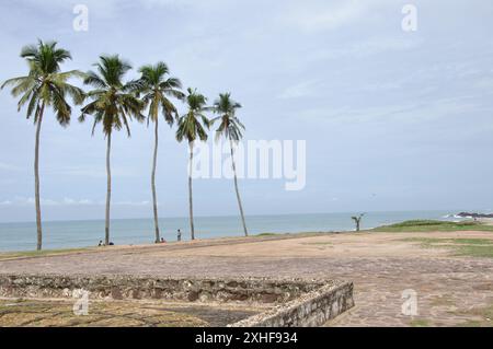 Blick von Cape Coast Castle, Cape Coast, Ghana - Festung und Sklavengefängnis, von wo Sklaven nach Amerika und anderswo geschickt wurden; Stockfoto