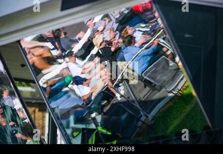 Hove UK 13. Juli 2024 - eine abstrakte reflektierte Ansicht der Fans während des Cricketspiels Vitality T20 Blast zwischen Sussex Sharks und Essex auf dem 1. Central County Ground in Hove : Credit Simon Dack /TPI/ Alamy Live News Stockfoto