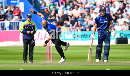 Hove UK 13. Juli 2024 - Tymal Mills Bowling für Sussex Sharks während des Cricketspiels Vitality T20 Blast zwischen Sussex Sharks und Essex auf dem 1. Central County Ground in Hove : Credit Simon Dack /TPI/ Alamy Live News Stockfoto