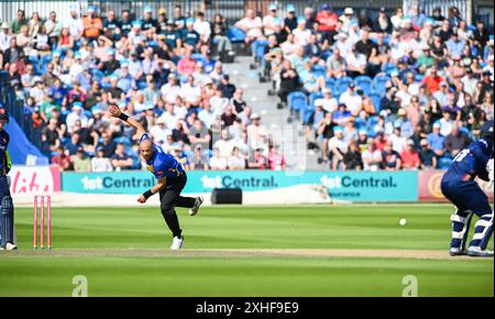 Hove UK 13. Juli 2024 - Tymal Mills Bowling für Sussex Sharks während des Cricketspiels Vitality T20 Blast zwischen Sussex Sharks und Essex auf dem 1. Central County Ground in Hove : Credit Simon Dack /TPI/ Alamy Live News Stockfoto