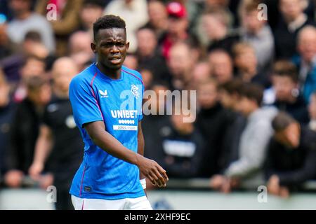 WEZEP, NIEDERLANDE - 13. JULI: Rabbiner Matondo von Rangers FC sieht sich während des Vorsaison-Freundschaftsspiels zwischen AFC Ajax und Rangers FC im Sportpark Mulderssingel am 13. Juli 2024 in Wezep, Niederlande, an. (Foto: Rene Nijhuis) Stockfoto