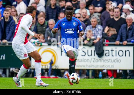 WEZEP, NIEDERLANDE - 13. JULI: Rabbi Matondo von Rangers FC dribbelt mit dem Ball unter Druck von Devyne Rensch vom AFC Ajax während des Vorsaison-Freundschaftsspiels zwischen AFC Ajax und Rangers FC im Sportpark Mulderssingel am 13. Juli 2024 in Wezep, Niederlande. (Foto: Rene Nijhuis) Stockfoto