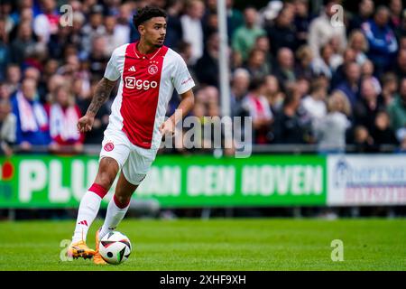 WEZEP, NIEDERLANDE - 13. JULI: Tristan Gooijer vom AFC Ajax dribbelt mit dem Ball während des Vorsaison-Freundschaftsspiels zwischen AFC Ajax und Rangers FC im Sportpark Mulderssingel am 13. Juli 2024 in Wezep, Niederlande. (Foto: Rene Nijhuis) Stockfoto