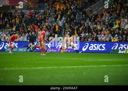 Melbourne, Australien. Juli 2024. Jake Gordon (R) aus Australien wurde während des Spiels Wallabies (Australien) gegen Wales International Rugby Union im Melbourne Rectangular Stadium gesehen. Endpunktzahl: Australien 36:28 Wales. (Foto: Alexander Bogatyrev/SOPA Images/SIPA USA) Credit: SIPA USA/Alamy Live News Stockfoto