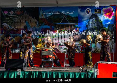 Los Angeles, USA. Juli 2024. Mitglieder von Los Angeles Kun Seng Keng treten auf dem 43. Jährlichen Lotus Festival in Echo Park, Los Angeles, Kalifornien, an Schlagzeug, Cymbals und anderen Percussions auf. Dieses Jahr ging es um die Menschen und die Kultur der Philippinen; das Festival feiert die südostasiatische Kultur. Quelle: Stu Gray/Alamy Live News Stockfoto