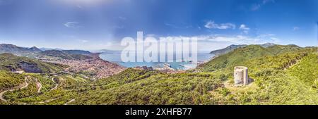 Das Panorama der Drohne über die italienische Stadt Salerno an der Amalfiküste wurde tagsüber über über das Schloss Arechi eingenommen Stockfoto