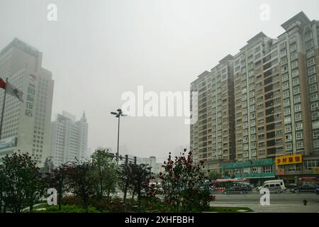 Ein allgemeiner Blick auf die Innenstadt ist in Wuxi, China, zu sehen. (Foto: Seung-il Ryu/NurPhoto) Stockfoto