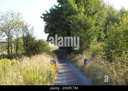 Die ruhigen Gassen von Asthall, Oxfordshire, sind nicht mit Hunderten von Autofahrern fertig Stockfoto