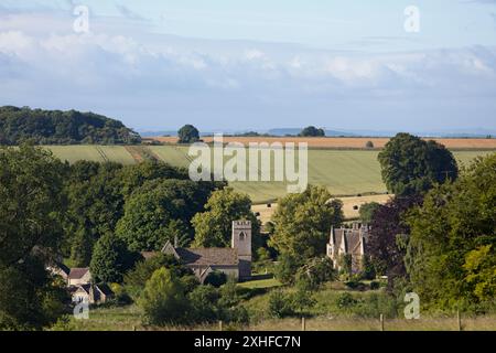 Ein Blick über Asthall mit Blick auf die Straße A40 auf der Stirn des Hügels und das Dorf im Tal Stockfoto