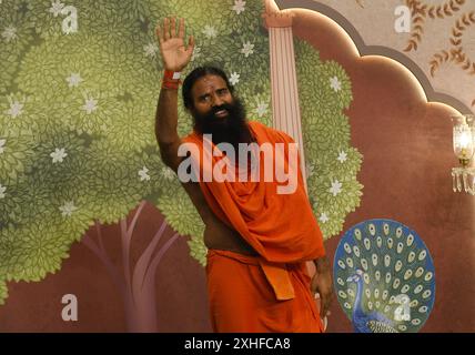 Mumbai, Indien. Juli 2024. Der indische Yoga-Guru und Geschäftsmann Baba Ramdev winkt den Medien auf dem roten Teppich während der Segnungszeremonie des frisch verheirateten Paares Anant Ambani und Radhika Merchant in Mumbai zu. Quelle: SOPA Images Limited/Alamy Live News Stockfoto