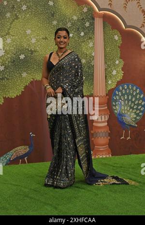 Mumbai, Indien. Juli 2024. Die indische Filmschauspielerin Rashmika Mandanna posiert für ein Foto auf dem roten Teppich während der Segenszeremonie des frisch verheirateten Paares Anant Ambani und Radhika Merchant in Mumbai. Quelle: SOPA Images Limited/Alamy Live News Stockfoto