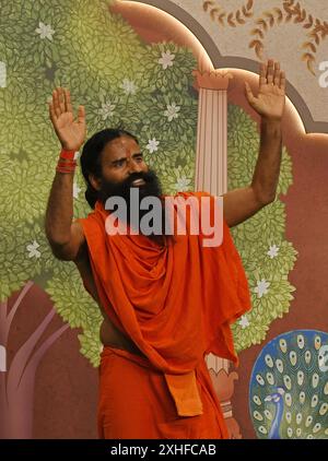 Mumbai, Indien. Juli 2024. Der indische Yoga-Guru und Geschäftsmann Baba Ramdev posiert für ein Foto auf dem roten Teppich während der Segnungszeremonie des frisch verheirateten Paares Anant Ambani und Radhika Merchant in Mumbai. Quelle: SOPA Images Limited/Alamy Live News Stockfoto