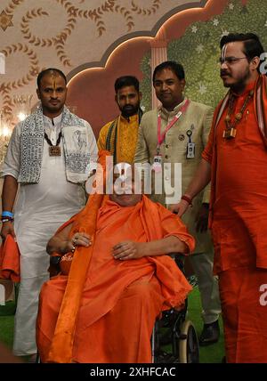 Mumbai, Indien. Juli 2024. Der indische spirituelle Führer und Erzieher Rambhadracharya (sitzend) posiert für ein Foto auf dem roten Teppich während der Segnungszeremonie des frisch verheirateten Paares Anant Ambani und Radhika Merchant in Mumbai. Quelle: SOPA Images Limited/Alamy Live News Stockfoto