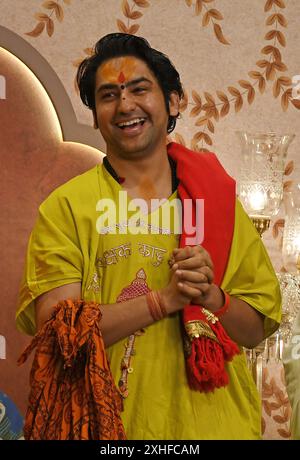 Mumbai, Indien. Juli 2024. Der spirituelle Guru Dhirendra Krishna Shastri posiert für ein Foto auf dem roten Teppich während der Segnungszeremonie des frisch verheirateten Paares Anant Ambani und Radhika Merchant in Mumbai. Quelle: SOPA Images Limited/Alamy Live News Stockfoto