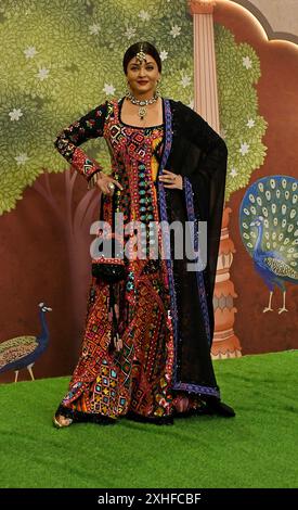 Mumbai, Indien. Juli 2024. Die Bollywood-Schauspielerin Aishwarya Rai Bachchan posiert für ein Foto auf dem roten Teppich während der Segnungszeremonie des frisch verheirateten Paares Anant Ambani und Radhika Merchant in Mumbai. Quelle: SOPA Images Limited/Alamy Live News Stockfoto