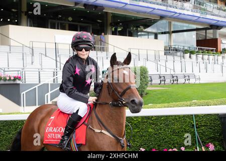 Ascot, Berkshire, Großbritannien. Juli 2024. Der Reiter Summer Yeo reitet beim Summer Mile Family Raceday im Dragon TV and Film Studios Pony Race 138 cm und darunter auf der Ascot Racecourse in Berkshire auf dem Summer Mile Family Raceday. Quelle: Maureen McLean/Alamy Live News Stockfoto