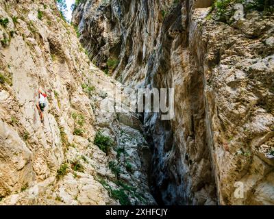 Man erlebt und spannende vertikale Klettertouren in der wunderschönen Landschaft der Schluchten von fara san martino, Majella Nationalpark, Abruzzen, Italien Stockfoto