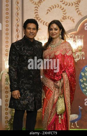 Der ehemalige indische Cricketspieler Sachin Tendulkar posiert für ein Foto mit seiner Frau und Philanthropin Anjali Tendulkar auf dem roten Teppich während der Segnungszeremonie des frisch verheirateten Paares Anant Ambani und Radhika Merchant in Mumbai. (Foto: Ashish Vaishnav / SOPA Images/SIPA USA) Stockfoto