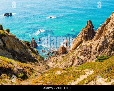 Beeindruckende steile Klippen und smaragdgrüne Meer am Strand von Ursa (praia da ursa), Cabo da Roca cape, Portugal Stockfoto