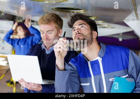 Mechanik prüfen der technischen Stand unter einem Auto Stockfoto