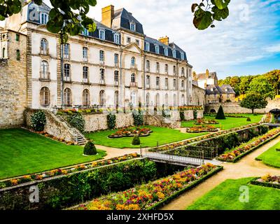 Das Chateau de l’Hermine mit seinem blühenden Garten, die Hermelinburg, die auf den Festungsmauern der Altstadt von Vannes in der Bretagne im Departement Morbihan errichtet wurde Stockfoto