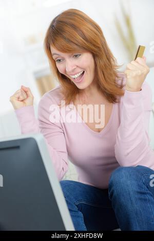 Eine Frau hat die Lotterie gewonnen Stockfoto