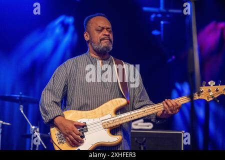 Kevin Jenkins Bass. Xettx, Deutschland, Gaildorf, 13.07.2024, 28. Bluesfest, 2024, Bluesfest, Shemekia Copeland USA, Kocherwiese Foto: A2 Bildagentur/Peter Hartenfelser *** Kevin Jenkins Bass xettx, Deutschland, Gaildorf, 13 07 2024, 28 Bluesfest, 2024, Bluesfest, Shemekia Copeland USA , Kocherwiese Foto A2 Bildagentur Peter Hartenfelser Stockfoto