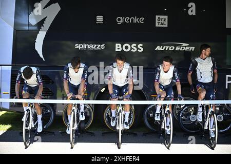 Loudenvielle, Frankreich. Juli 2024. Red Bull-Bora-Hansgrohe-Fahrer, die während des Aufwärmvorgangs zu Beginn der 15. Etappe des Tour de France-Radrennens 2024 von Loudenvielle nach Plateau de Beille, Frankreich (107, 7 km), am Sonntag, den 14. Juli 2024 gezeigt wurden. Die 111. Ausgabe der Tour de France beginnt am Samstag, den 29. Juni und endet am 21. Juli in Nizza. BELGA FOTO JASPER JACOBS Credit: Belga News Agency/Alamy Live News Stockfoto